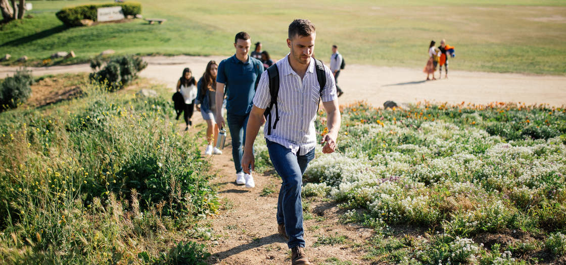 Student walk together on Alumni Park