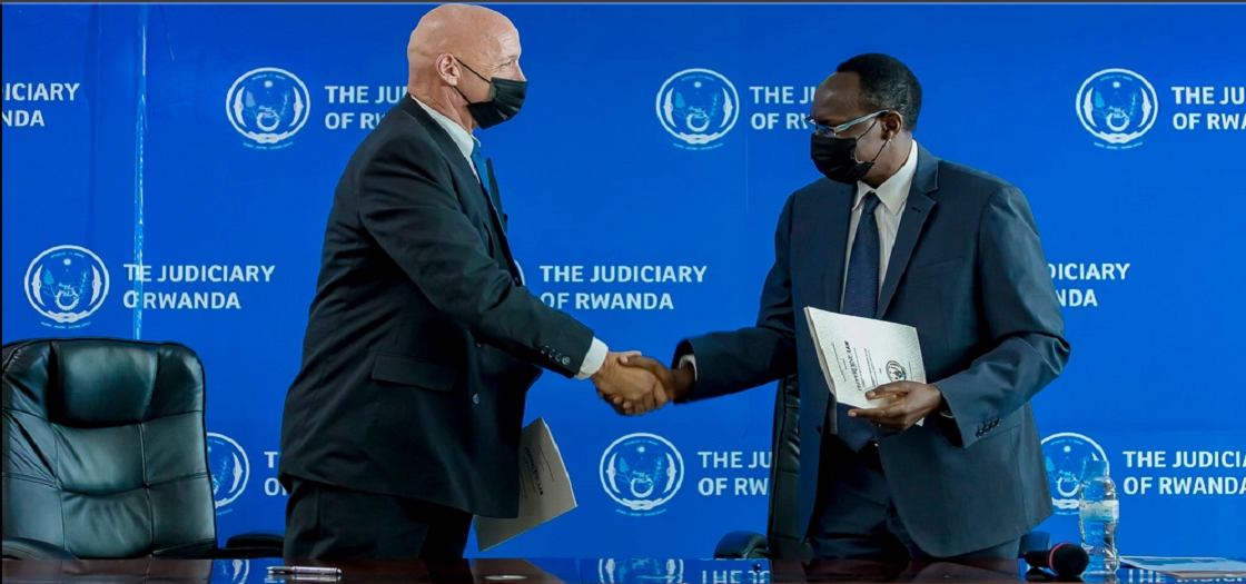 Scott Leist and Rwanda Chief Justice shaking hands
