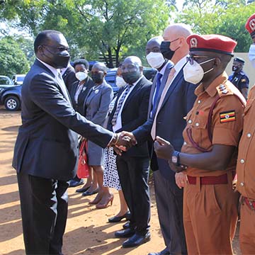 Rwanda agreement officials shaking hands