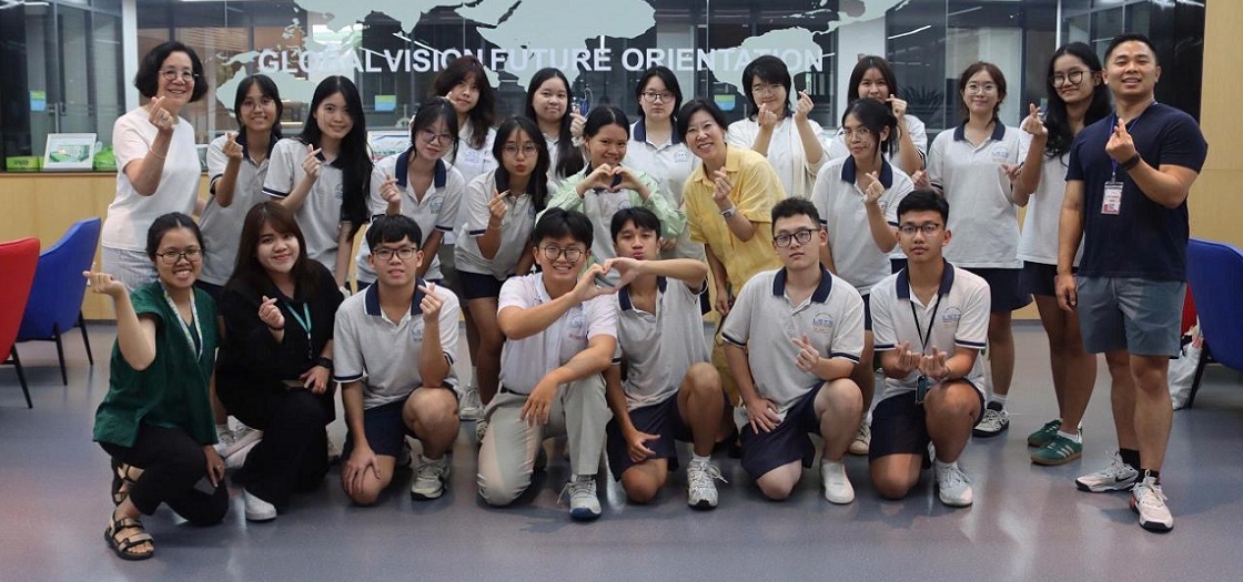 Sarah Park with Vietnam class 2025