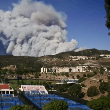 Woolsey fire above Malibu campus